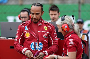 Şangay, Çin. 21-23 Mart 2025, Şangay Uluslararası Pist, F1 Dünya Şampiyonası 2025. Çin Grand Prix 'si. # 44 Lewis HAMILTON, GBR, Scuderia Ferrari HP, Ferrari SF-25, başlangıçta Angela CULLEN.