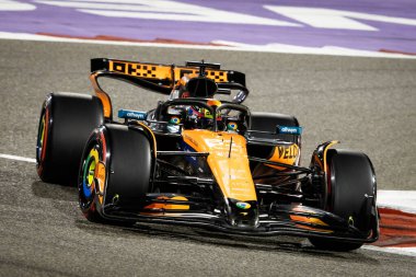 Sakhir, Bahreyn. 10-13 Nisan 2025. F1 Dünya Şampiyonası. Bahreyn Grand Prix. # 81, Oscar PIASTRI, AUS, Mclaren Formula 1 Takımı, kutup pozisyonuna geçin..