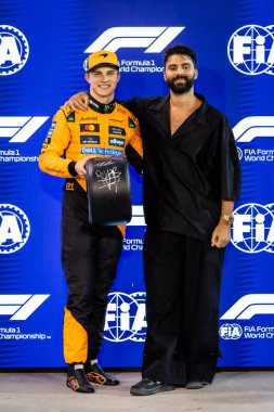 Sakhir, Bahreyn. 10-13 Nisan 2025. F1 Dünya Şampiyonası. Bahreyn Grand Prix. # 81, Oscar PIASTRI, AUS, Mclaren Formula 1 Takımı, kutup pozisyonuna geçin..