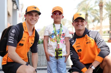 Sakhir, Bahreyn. 10-13 Nisan 2025. F1 Dünya Şampiyonası. Bahreyn Grand Prix. Oscar PIASTRI ve Lando NORRIS, Mclaren, genç destekçileriyle bir filmde.