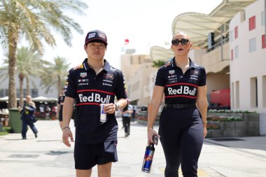 Sakhir, Bahreyn. 10-13 Nisan 2025. F1 Dünya Şampiyonası. Bahreyn Grand Prix. Yuki TSUNODA, Kızıl Boğa, otlakta.