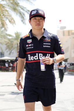 Sakhir, Bahreyn. 10-13 Nisan 2025. F1 Dünya Şampiyonası. Bahreyn Grand Prix. Yuki TSUNODA, Kızıl Boğa, otlakta.