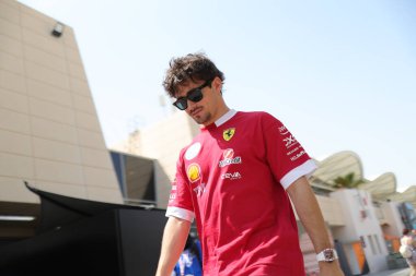 Sakhir, Bahreyn. 10-13 Nisan 2025. F1 Dünya Şampiyonası. Bahreyn Grand Prix. Charles LECLERC, Ferrari, otlakta.