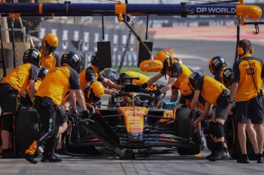 Sakhir, Bahreyn. 10-13 Nisan 2025. F1 Dünya Şampiyonası. Bahreyn Grand Prix. # 81, Oscar PIASTRI, AUS, Mclaren Formula 1 Ekibi pit-stop 'ta.