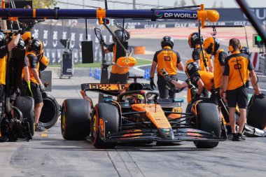 Sakhir, Bahreyn. 10-13 Nisan 2025. F1 Dünya Şampiyonası. Bahreyn Grand Prix. # 81, Oscar PIASTRI, AUS, Mclaren Formula 1 Ekibi pit-stop 'ta.