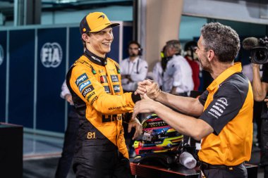 Sakhir, Bahreyn. 10-13 Nisan 2025. F1 Dünya Şampiyonası. Bahreyn Grand Prix. Oscar Piastri, Mclaren, yarışın galibi, takım müdürü Andrea Stella tarafından kutlandı..