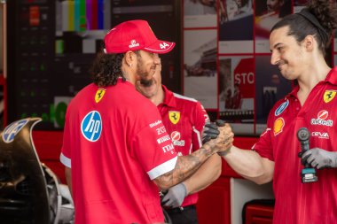 Jeddah, Suudi Arabistan. 17-20 Nisan 2025. Jeddah Corniche Pisti. Formula 1 STC Suudi Arabistan Grand Prix. Sürücüler geliyor. Lewis Hamilton, Ferrari, Ferrari 'yi garajda ziyaret ediyor..