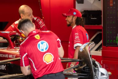 Jeddah, Suudi Arabistan. 17-20 Nisan 2025. Jeddah Corniche Pisti. Formula 1 STC Suudi Arabistan Grand Prix. Sürücüler geliyor. Lewis Hamilton, Ferrari, Ferrari 'yi garajda ziyaret ediyor..