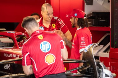 Jeddah, Suudi Arabistan. 17-20 Nisan 2025. Jeddah Corniche Pisti. Formula 1 STC Suudi Arabistan Grand Prix. Sürücüler geliyor. Lewis Hamilton, Ferrari, Ferrari 'yi garajda ziyaret ediyor..