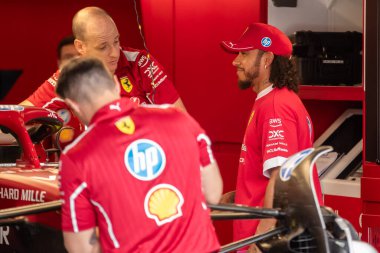 Jeddah, Suudi Arabistan. 17-20 Nisan 2025. Jeddah Corniche Pisti. Formula 1 STC Suudi Arabistan Grand Prix. Sürücüler geliyor. Lewis Hamilton, Ferrari, Ferrari 'yi garajda ziyaret ediyor..