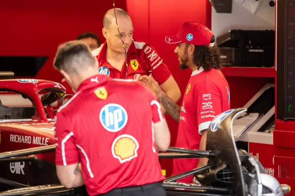 Jeddah, Suudi Arabistan. 17-20 Nisan 2025. Jeddah Corniche Pisti. Formula 1 STC Suudi Arabistan Grand Prix. Sürücüler geliyor. Lewis Hamilton, Ferrari, Ferrari 'yi garajda ziyaret ediyor..