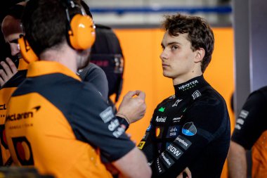 Jeddah, Suudi Arabistan. 17-20 Nisan 2025. Jeddah Corniche Pisti. Formula 1 STC Suudi Arabistan Grand Prix. İkinci alıştırma. # 4 Lando NORRIS, GBR, Mclaren Formula 1 Ekibi # 81, Oscar PIASTRI, AUS, Mclaren Formula 1 Takımı.