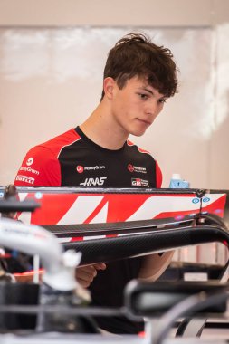 Jeddah, Suudi Arabistan. 17-20 Nisan 2025. Jeddah Corniche Pisti. Formula 1 STC Suudi Arabistan Grand Prix. Oliver Bearman, Haas, garajda..