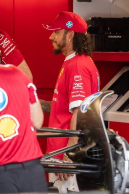 Jeddah, Suudi Arabistan. 17-20 Nisan 2025. Jeddah Corniche Pisti. Formula 1 STC Suudi Arabistan Grand Prix. Sürücüler geliyor. Lewis Hamilton, Ferrari, Ferrari 'yi garajda ziyaret ediyor..