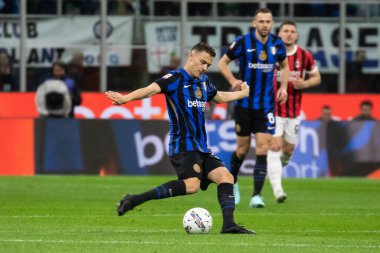 Milan, İtalya, 23 Nisan 2025. Meazza Stadyumu. İtalya Futbol Kupası 2024-25, yarı final. Inter v AC Milan 0-3. Kristjan Asllani, İnter.