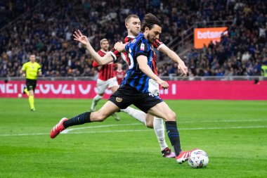 Milan, İtalya, 23 Nisan 2025. Meazza Stadyumu. İtalya Futbol Kupası 2024-25, yarı final. Inter v AC Milan 0-3. Matteo Darmian, Inter ve Stranhinja Pavloviç, Milan, top için yarışın..