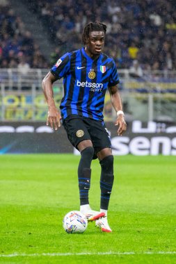 Milan, İtalya, 23 Nisan 2025. Meazza Stadyumu. İtalya Futbol Kupası 2024-25, yarı final. Inter v AC Milan 0-3. Yann Bisseck, İnter.