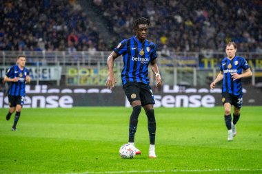 Milan, İtalya, 23 Nisan 2025. Meazza Stadyumu. İtalya Futbol Kupası 2024-25, yarı final. Inter v AC Milan 0-3. Yann Bisseck, İnter.