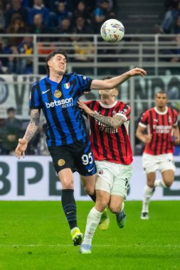 Milan, İtalya, 23 Nisan 2025. Meazza Stadyumu. İtalya Futbol Kupası 2024-25, yarı final. Inter v AC Milan 0-3. Alessandro Bastoni, Inter ve Christian Pulisiç, Milan, top için yarışın.