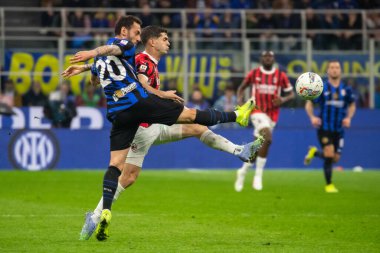 Milan, İtalya, 23 Nisan 2025. Meazza Stadyumu. İtalya Futbol Kupası 2024-25, yarı final. Inter v AC Milan 0-3. Hakan Calhanoğlu, Inter ve Christian Pulisiç, Milan, top için yarışın.