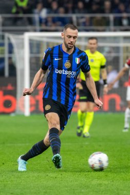 Milan, İtalya, 23 Nisan 2025. Meazza Stadyumu. İtalya Futbol Kupası 2024-25, yarı final. Inter v AC Milan 0-3. Stefan De Vrij, İnter.