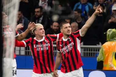 Milan, İtalya, 23 Nisan 2025. Meazza Stadyumu. İtalya Futbol Kupası 2024-25, yarı final. Inter v AC Milan 0-3. Luka Joviç, Milan, 0-2 'lik golü attı.