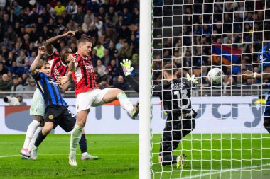 Milan, İtalya, 23 Nisan 2025. Meazza Stadyumu. İtalya Futbol Kupası 2024-25, yarı final. Inter v AC Milan 0-3. Luka Joviç, Milan, 0-2 'lik golü attı.