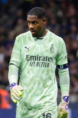 Milan, İtalya, 23 Nisan 2025. Meazza Stadyumu. İtalya Futbol Kupası 2024-25, yarı final. Inter v AC Milan 0-3. Mike Maignan, kaleci Milan.