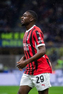 Milan, İtalya, 23 Nisan 2025. Meazza Stadyumu. İtalya Futbol Kupası 2024-25, yarı final. Inter v AC Milan 0-3. Fofana, Milan.