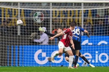 Milan, İtalya, 23 Nisan 2025. Meazza Stadyumu. İtalya Futbol Kupası 2024-25, yarı final. Inter v AC Milan 0-3. Luka Joviç, Milan, gol 1-0.