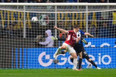 Milan, İtalya, 23 Nisan 2025. Meazza Stadyumu. İtalya Futbol Kupası 2024-25, yarı final. Inter v AC Milan 0-3. Luka Joviç, Milan, gol 1-0.