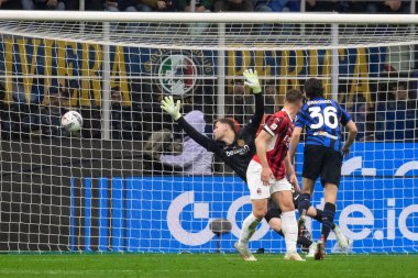 Milan, İtalya, 23 Nisan 2025. Meazza Stadyumu. İtalya Futbol Kupası 2024-25, yarı final. Inter v AC Milan 0-3. Luka Joviç, Milan, gol 1-0.