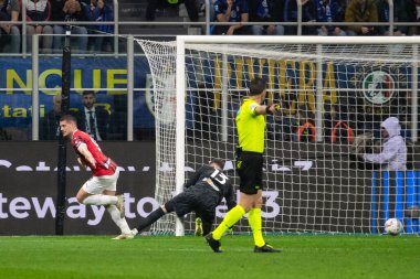 Milan, İtalya, 23 Nisan 2025. Meazza Stadyumu. İtalya Futbol Kupası 2024-25, yarı final. Inter v AC Milan 0-3. Luka Joviç, Milan, gol 1-0.