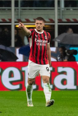 Milan, İtalya, 23 Nisan 2025. Meazza Stadyumu. İtalya Futbol Kupası 2024-25, yarı final. Inter v AC Milan 0-3. Luka Joviç, Milan, gol 1-0.