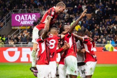 Milan, İtalya, 23 Nisan 2025. Meazza Stadyumu. İtalya Futbol Kupası 2024-25, yarı final. Inter v AC Milan 0-3. Milan oyuncuları kutlama yapıyor.