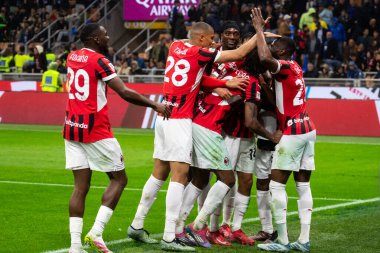 Milan, İtalya, 23 Nisan 2025. Meazza Stadyumu. İtalya Futbol Kupası 2024-25, yarı final. Inter v AC Milan 0-3. Milan oyuncuları kutlama yapıyor.