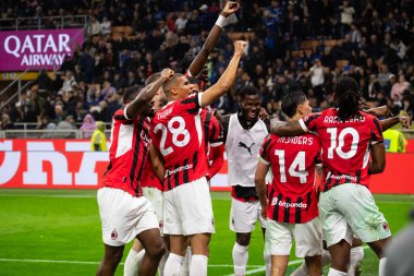Milan, İtalya, 23 Nisan 2025. Meazza Stadyumu. İtalya Futbol Kupası 2024-25, yarı final. Inter v AC Milan 0-3. Milan oyuncuları kutlama yapıyor.