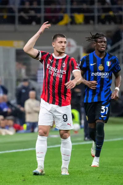 Milan, İtalya, 23 Nisan 2025. Meazza Stadyumu. İtalya Futbol Kupası 2024-25, yarı final. Inter v AC Milan 0-3. Luka Joviç, Milan.
