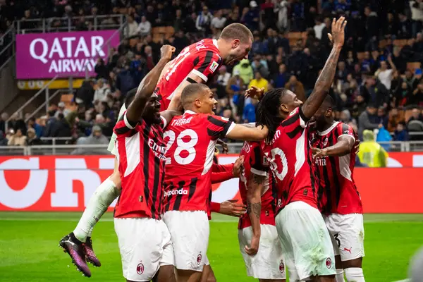Milan, İtalya, 23 Nisan 2025. Meazza Stadyumu. İtalya Futbol Kupası 2024-25, yarı final. Inter v AC Milan 0-3. Milan oyuncuları kutlama yapıyor.