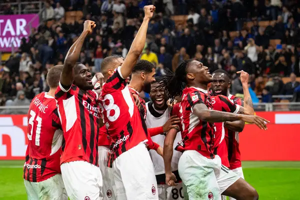 Milan, İtalya, 23 Nisan 2025. Meazza Stadyumu. İtalya Futbol Kupası 2024-25, yarı final. Inter v AC Milan 0-3. Milan oyuncuları kutlama yapıyor.