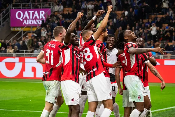 Milan, İtalya, 23 Nisan 2025. Meazza Stadyumu. İtalya Futbol Kupası 2024-25, yarı final. Inter v AC Milan 0-3. Milan oyuncuları kutlama yapıyor.