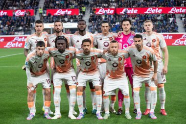 Bergamo, İtalya, 12 Mayıs 2025. Gewiss Stadyumu. İtalyan Serisi A Futbol Şampiyonası. Atalanta Roma 'ya karşı 2-1. Roman Takım Fotoğrafı Maçın başında.