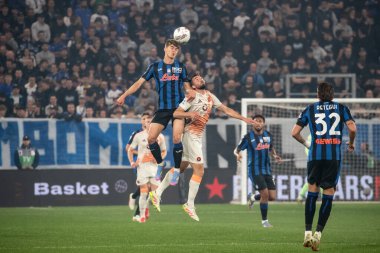 Bergamo, İtalya, 12 Mayıs 2025. Gewiss Stadyumu. İtalyan Serisi A Futbol Şampiyonası. Atalanta Roma 'ya karşı 2-1. Charles De Ketelaere, Atalanta ve Bryan Cristante, Roma, top için yarışıyorlar.
