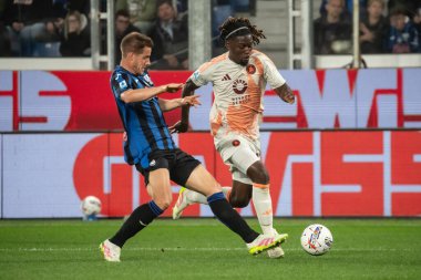 Bergamo, İtalya, 12 Mayıs 2025. Gewiss Stadyumu. İtalyan Serisi A Futbol Şampiyonası. Atalanta Roma 'ya karşı 2-1. Manu Kone, Roma ve Mario Pasaliç, Atalanta, top için yarışın.