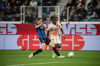 Bergamo, İtalya, 12 Mayıs 2025. Gewiss Stadyumu. İtalyan Serisi A Futbol Şampiyonası. Atalanta Roma 'ya karşı 2-1. Manu Kone, Roma ve Mario Pasaliç, Atalanta, top için yarışın.