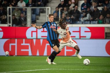 Bergamo, İtalya, 12 Mayıs 2025. Gewiss Stadyumu. İtalyan Serisi A Futbol Şampiyonası. Atalanta Roma 'ya karşı 2-1. Manu Kone, Roma ve Mario Pasaliç, Atalanta, top için yarışın.