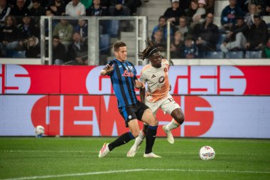 Bergamo, İtalya, 12 Mayıs 2025. Gewiss Stadyumu. İtalyan Serisi A Futbol Şampiyonası. Atalanta Roma 'ya karşı 2-1. Manu Kone, Roma ve Mario Pasaliç, Atalanta, top için yarışın.