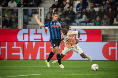 Bergamo, İtalya, 12 Mayıs 2025. Gewiss Stadyumu. İtalyan Serisi A Futbol Şampiyonası. Atalanta Roma 'ya karşı 2-1. Manu Kone, Roma ve Mario Pasaliç, Atalanta, top için yarışın.