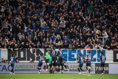 Bergamo, İtalya, 12 Mayıs 2025. Gewiss Stadyumu. İtalyan Serisi A Futbol Şampiyonası. Atalanta Roma 'ya karşı 2-1. Atalanta oyuncuları 2-1 'in golünü kutluyor.