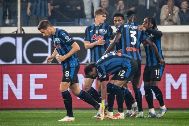 Bergamo, İtalya, 12 Mayıs 2025. Gewiss Stadyumu. İtalyan Serisi A Futbol Şampiyonası. Atalanta Roma 'ya karşı. Ademola Lookman, Atalanta, sayı yapın ve takım arkadaşlarıyla golü kutlayın..